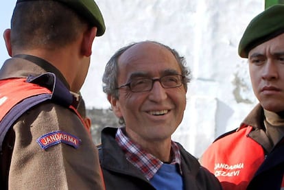 El escritor Dogan Akhanli (c) escoltado para asistir a un juicio en Estambul, en 2010