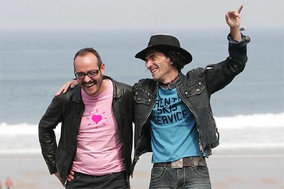 Gabriel Velázquez (a la izquierda) y Chema de la Peña posan durante la presentación de su película en Donosti.