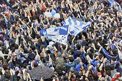 Un momento del entusiasmo popular en la plaza de la Virgen Blanca, de Vitoria, por la brillante actuación del Alavés.