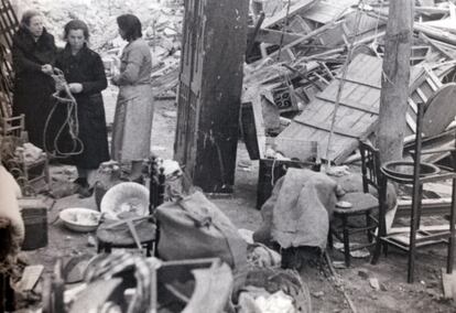 En primera línea de fuego de las batallas que se sucedían en la Casa de Campo y la Ciudad Universitaria, los vecinos sufrieron los estragos de la guerra. Cualquier cosa rescatada de los escombros podía ayudar a subsistir en condiciones tan adversas.