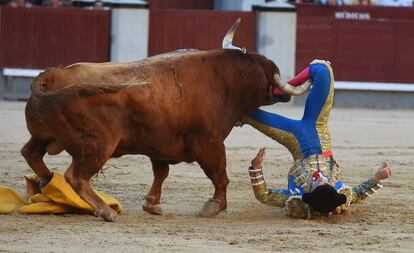 El torero Ritter, corneado cuando intentaba hacer un quite por chicuelinas al cuarto toro de la tarde.