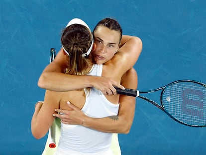 Badosa y Sabalenka se saludan al término del partido, este jueves en la Rod Laver Arena de Melbourne.