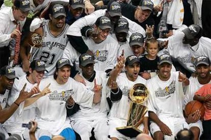 Los Spurs posan con el título de campeones.