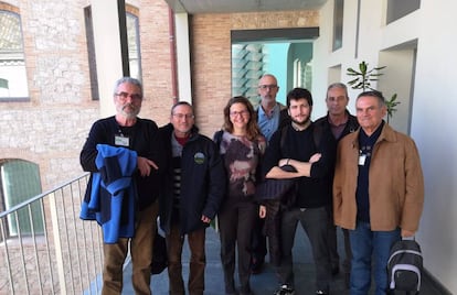 La consejera Elena Cebrián, en el centro, y a la derecha, con gafas, Julià Àlvaro, este lunes.