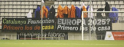 La 'performance' de los miembros del PxC en el partido de Copa del Rey del Barça con L'Hospitalet extraída de su Facebook.