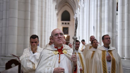 El arzobispo de Madrid, el cardenal Carlos Osoro, durante la procesión de Corpus Christi de este domingo en Madrid.