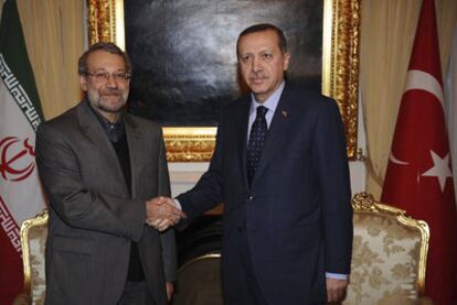 El presidente del parlamento iraní, Ali Lariyaní, y el primer ministro turco, Recep Tayyip Erdogan,  en Ankara.