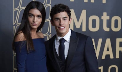 Lucía Rivera y Marc Márquz en el Gran Premio de la Comunidad Valenciana de MotoGP, en Valencia, el domingo.