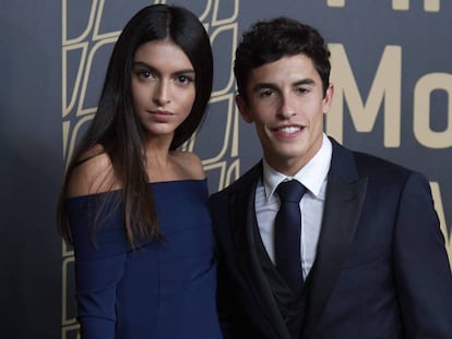 Lucía Rivera y Marc Márquz en el Gran Premio de la Comunidad Valenciana de MotoGP, en Valencia, el domingo.