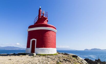 El faro rojo de Punta Robaleira, en Pontevedra.