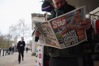 Un hombre lee un diario en Londres.