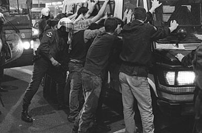 Detención de jóvenes <i>okupas</i> en los alrededores de la plaza del Dos de Mayo, en Madrid.