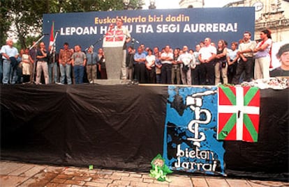 Homenaje de la Mesa Nacional de HB a los etarras muertos en Bilbao en agosto de 2000.