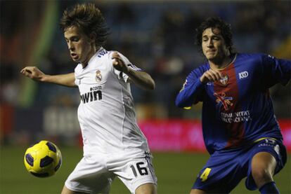 Canales se dispone a controlar el balón ante la mirada de Héctor Rodas.