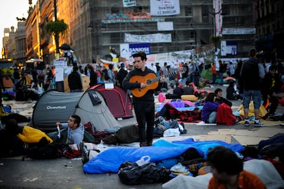 La acampada de la Puerta del Sol, a primera hora del 21 de mayo.