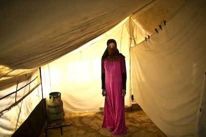 La refugiada siria Samira Helal, de 17 años, está embarazada de dos meses. Como ella, casi 3,8 millones de sirios han huido de su país y ahora están registrados como refugiados, según la ONU. La mayoría se enfrenta a circunstancias cada vez más desesperadas. (16 de marzo 2015).