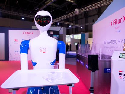 Del turismo dependerá buena parte del rebote de la economía española este año. En la foto, un robot ofrece agua a los visitantes de Fitur.