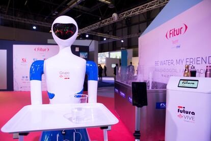 Del turismo dependerá buena parte del rebote de la economía española este año. En la foto, un robot ofrece agua a los visitantes de Fitur.