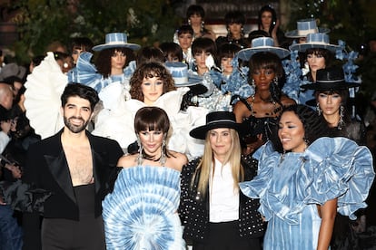 Juana Martín, tercera por la izquierda en la primera fila, al cierre de su desfile en la semana de la moda de París, el 26 de enero de 2023.