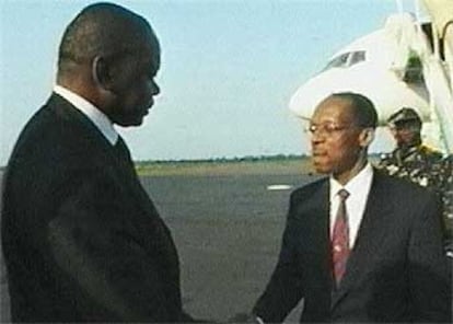 El lunes, Jean-Bertrand Aristide, ex presidente de Haití, fue recibido por las autoridades de la República Centroafricana - país que le ha acogido - en el aeropuerto de Bangui.