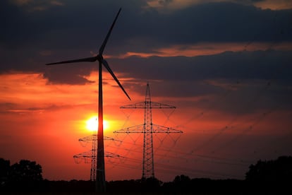 Torres y cables eléctricos y una turbina eólica cerca de Barnstorf (Baja Sajonia, Alemania).