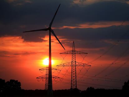 Torres y cables eléctricos y una turbina eólica cerca de Barnstorf (Baja Sajonia, Alemania).