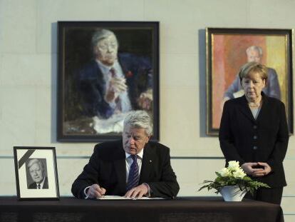 El presidente alemán, Joachim Gauck, y la canciller, Angela Merkel, firman el libro de condolencias por la muerte del excanciller Helmut Schmidt en Berlín el 11 de noviembre.