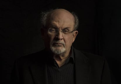 El escritor Salman Rushdie.