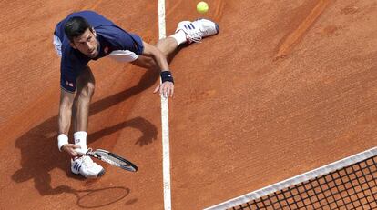 Djokovic, durante el partido contra Simon en Montecarlo.