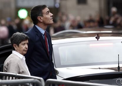 El presidente del Gobierno en funciones, Pedro Sánchez, acompañado por la delegada del Gobierno en Cataluña, Teresa Cunillera, a la salida de la Jefatura Superior de Policía de Barcelona, en la Via Laietana, donde se ha reunido con policías y mandos policiales.