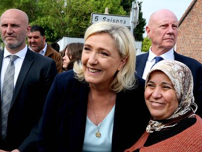 Marine Le Pen posa con una simpatizante en una visita electoral el día 8 a Henin-Beaumont, en el norte de Francia.
