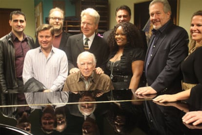 Carlisle Floyd, sentado ante el piano, ayer en la sede de la ABAO rodeado del equipo de <i>Susannah.</i>