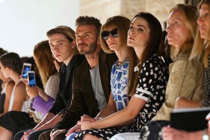 David Beckham, con su hijo Brooklyn y Anna Wintour, en el desfile de Victoria Beckham.