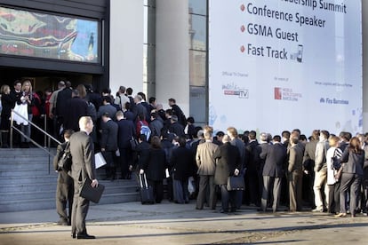 Desde las siete de la mañana centenares de personas entran de forma incesante en la feria mundial del móvil.