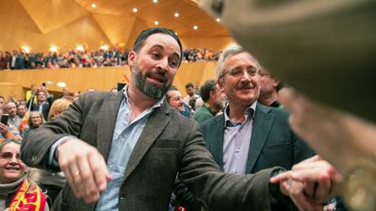 El presidente de Vox, Santiago Abascal (izquierda), y el fundador del partido, Jose Antonio Ortega Lara (derecha), saludan a simpatizantes a su llegada al acto celebrado el 17 de enero de 2019 en el Auditorio de Zaragoza.