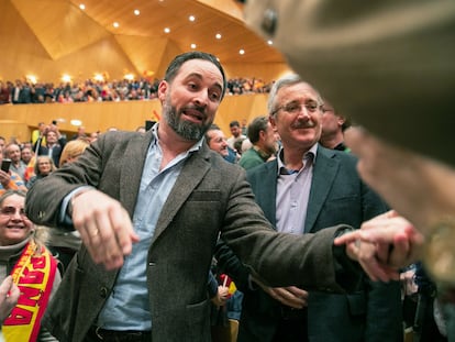 El presidente de Vox, Santiago Abascal (izquierda), y el fundador del partido, Jose Antonio Ortega Lara (derecha), saludan a simpatizantes a su llegada al acto celebrado el 17 de enero de 2019 en el Auditorio de Zaragoza.