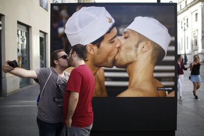 “Obscena y de mal gusto”. Con estos calificativos, el grupo municipal del PP en el Ayuntamiento de Sevilla ha pedido que se retire del centro de la capital la exposición ‘Orgullo de Sevilla’, sobre el colectivo LGTBI. Tanto el Consistorio (gobernando por el PSOE), como IU y las asociaciones defienden la muestra, inaugurada este miércoles. En la imagen, dos chicos se besan frente a una fotografía de Selu Pérez.