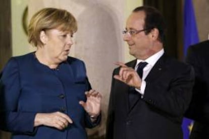 El presidente francés Francois Hollande (d) saluda a la canciller alemana Angela Merkel (i) a su llegada al despacho presidencial en el Palacio del Elíseo, durante una reunión en París. EFE/Archivo