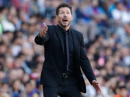 Diego Pablo Simeone daba instrucciones durante el Barcelona-Atlético (1-0), disputado este domingo en el Camp Nou.