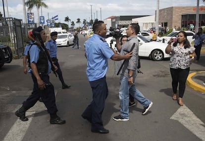 Un agente de la Policía Nacional de Nicaragua empuja a un camarógrafo durante una protesta en demanda de la liberación de presos políticos, en Managua, en 2019.