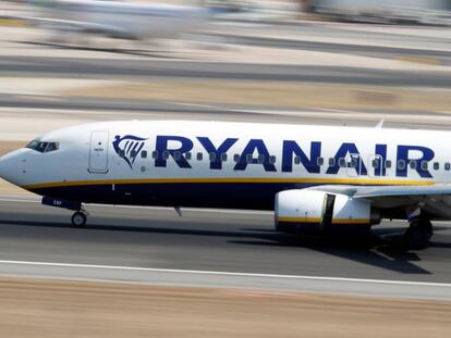 Un B737 de Ryanair toma tierra en el aeropuerto de Lisboa.