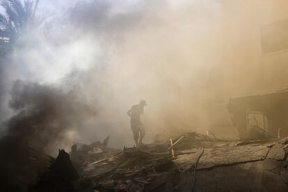 Un hombre palestino entre los escombros de un edificio en Khan Yunis.