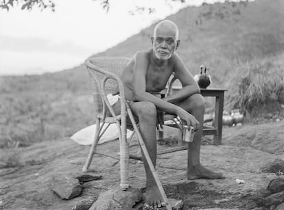 Ramana Maharshi (1879-1950), con la colina sagrada Arunachala al fondo, en Tiruvannamalai (India).