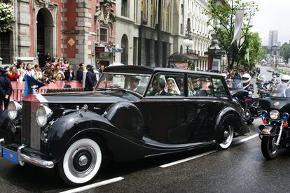 Gran Vía esquina Alcalá. Un día antes de la boda se cerró al tráfico privado el centro de Madrid y el aparcamiento se prohibió desde el jueves. La grúa se puso las botas retirando coches. El metro de Madrid fue gratis durante horas, pero se cerraron algunas de las estaciones más céntricas. El recorrido de los autobuses de la EMT se convirtió en un sudoku.