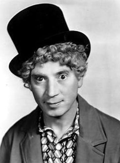 Harpo Marx, caracterizado con la indumentaria que le hizo famoso en las películas de los Hermanos Marx.