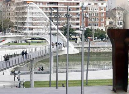 Aspecto ayer de la pasarela de Isozaki y del puente <b>Zubi Zuri </b>de Calatrava sobre la ría.