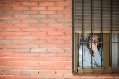 Una mujer en su ventana durante el confinamiento de abril de 2020, en Málaga.