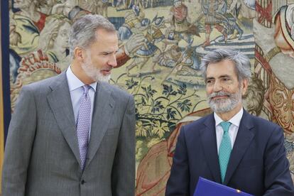 Felipe VI ha recibido al presidente del Tribunal Supremo y del Consejo General del Poder Judicial, Carlos Lesmes, quien ha hecho entrega de las Memorias anuales de las instituciones que preside. Esta podría ser la última vez que Lesmes acude a esta cita anual, puesto que el pasado día 7, en su discurso de apertura del Año Judicial, amenazó con dimitir si PP y PSOE no se sentaban a negociar la renovación del Consejo o le devuelven sus competencias para que pueda abordar los nombramientos de órganos judiciales que no puede realizar al encontrarse en funciones.