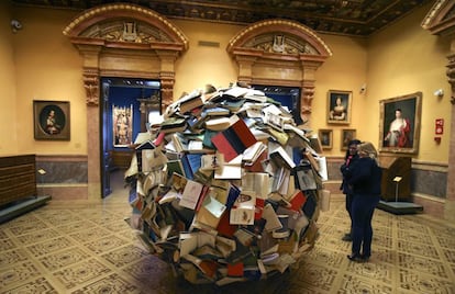 Escultura 'Anónimos', realizada con libros por la artista Alicia Martín, en el Museo Lázaro Galdiano.