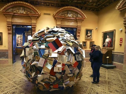 Escultura 'Anónimos', realizada con libros por la artista Alicia Martín, en el Museo Lázaro Galdiano.